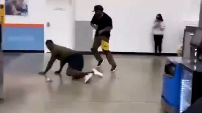 Chojraczył, bo jest ogromny. Po chwili padł na ziemię...