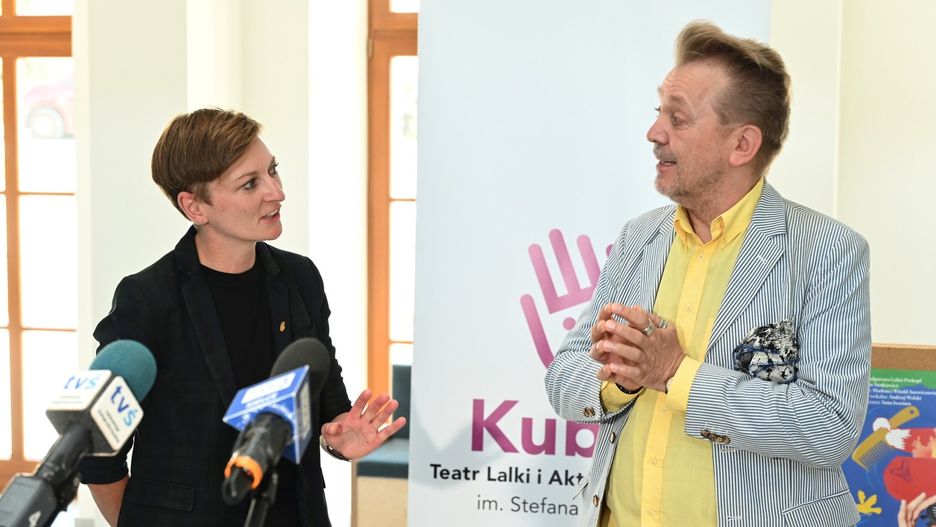 Teatr &#34;Kubuś&#34; świętuje 70-lecie. Jubileuszowy sezon z premierami i wydarzeniami specjalnymi. Na zdjęciu prezydentka Agata Wojda oraz dyrektor teatru  Piotr Bogusław Jędrzejczak.