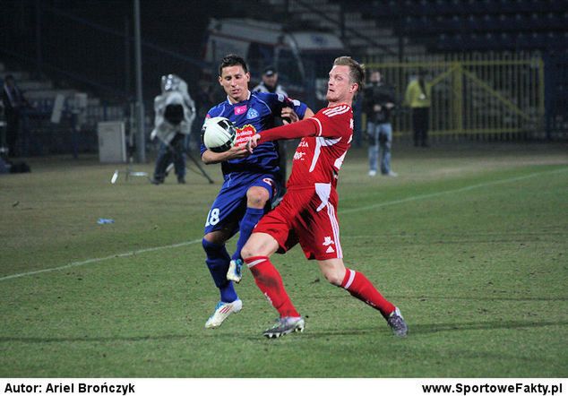 Obecnie jednym z dwóch podstawowych napastników Ruchu jest Arkadiusz Piech (niebieska koszulka). Drugi to Maciej Jankowski