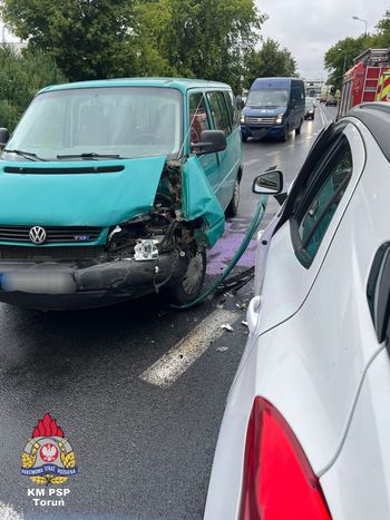Toruń: Zderzenie trzech samochodów. Jedna osoba trafiła do szpitala
