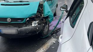 Toruń: Zderzenie trzech samochodów. Jedna osoba trafiła do szpitala