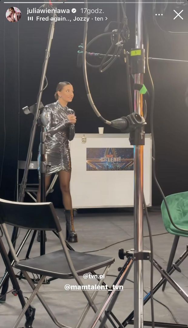 Julia Wieniawa w metalicznej mini 
