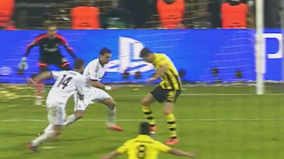 Na zdjęciu: Robert Lewandowski (żółta koszulka)