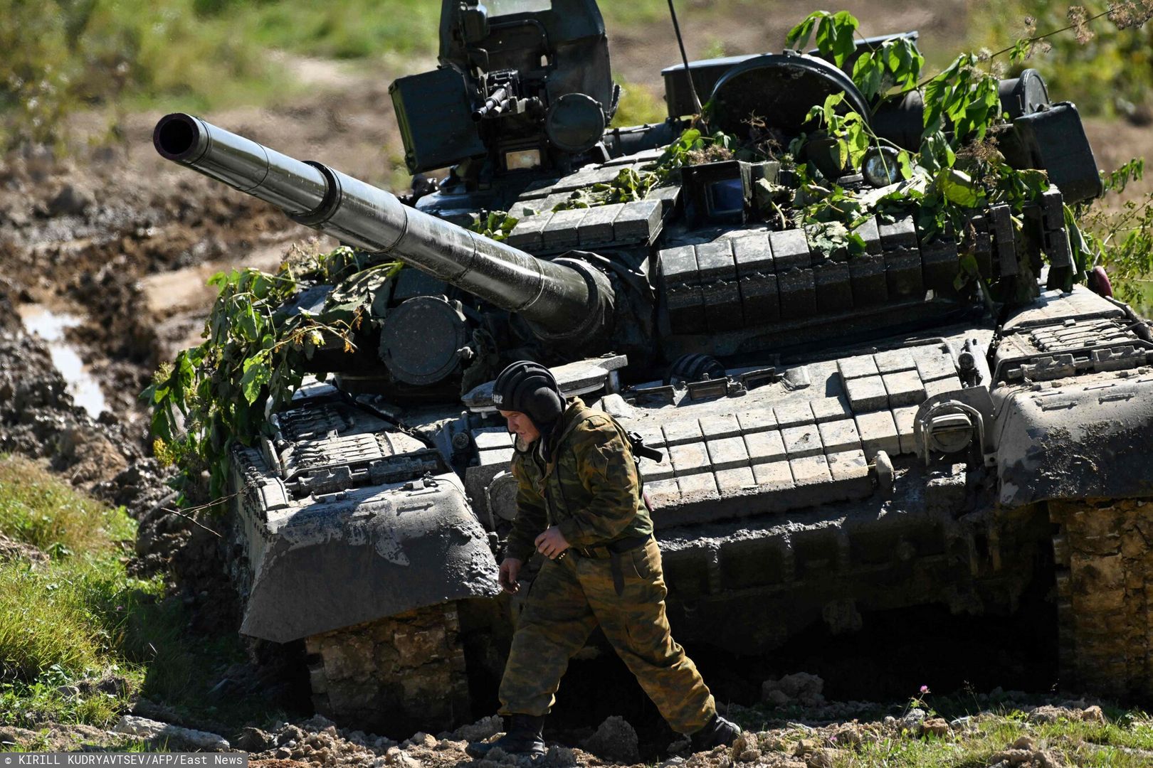 Rosyjskie ?wiczenia wojskowe Wostok-2022
A Russian T-80 tank takes part in the 'Vostok-2022' military exercises at the Uspenovskyi training ground (Sakhalin Island) outside the city of Yuzhno-Sakhalinsk on the Russian Far East on September 4, 2022. - The Vostok 2022 military exercises, involving several Kremlin-friendly countries including China, takes place from September 1-7 across several training grounds in Russia's Far East and in the waters off it. Over 50,000 soldiers and more than 5,000 units of military equipment, including 140 aircraft and 60 ships, are involved in the drills. (Photo by Kirill KUDRYAVTSEV / AFP)
KIRILL KUDRYAVTSEV