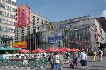 33 lata temu w Warszawie otwarto pierwszy McDonald’s. Tłumy i rekordowe zamówienia