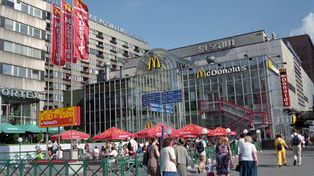 33 lata temu w Warszawie otwarto pierwszy McDonald’s. Tłumy i rekordowe zamówienia