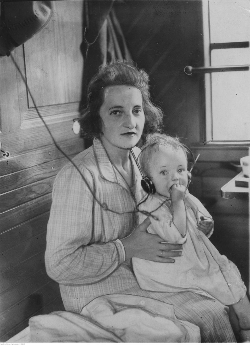 Kobieta z dzieckiem na kolanach w 1929 roku