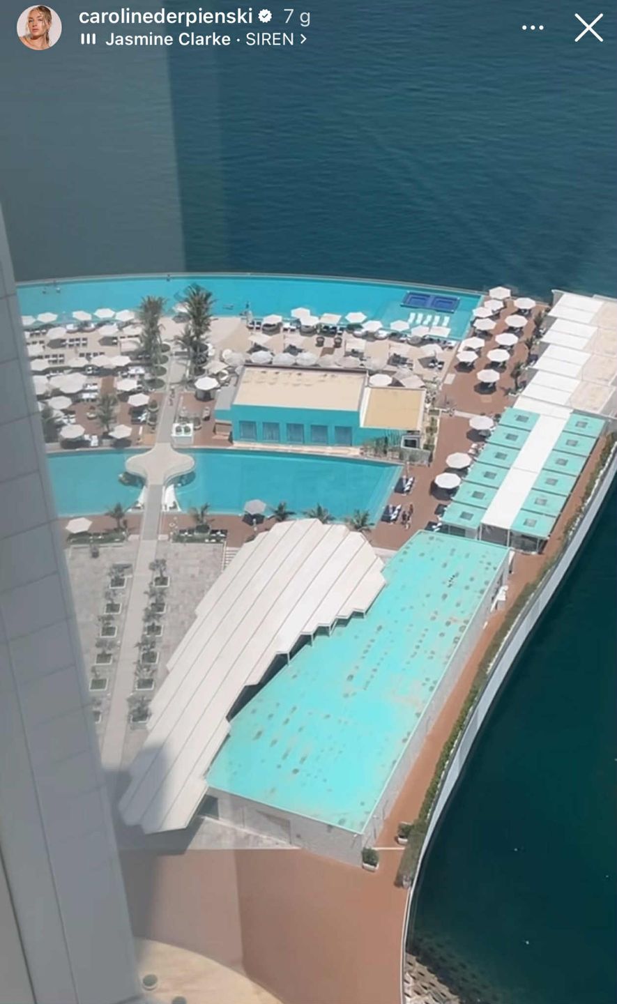 Caroline Derpienski nadaje z luksusowego hotelu w Dubaju