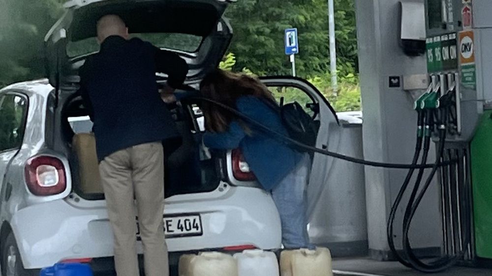 Kierowca z Niemiec tankujący w Polsce.