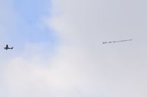 "Wylać go z roboty!". Samolot z takim transparentem nad stadionem Manchesteru