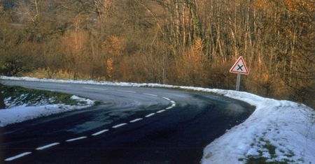 Niewidzialny, ale bardzo niebezpieczny. Czarny lód znów pojawi się na drogach