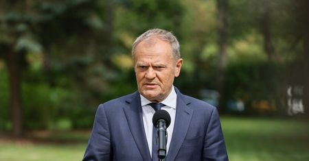 Tusk dosadnie o aferze ws. powodzian. Mówi o wstydzie