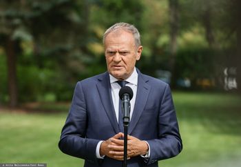Tusk dosadnie o aferze ws. powodzian. Mówi o wstydzie