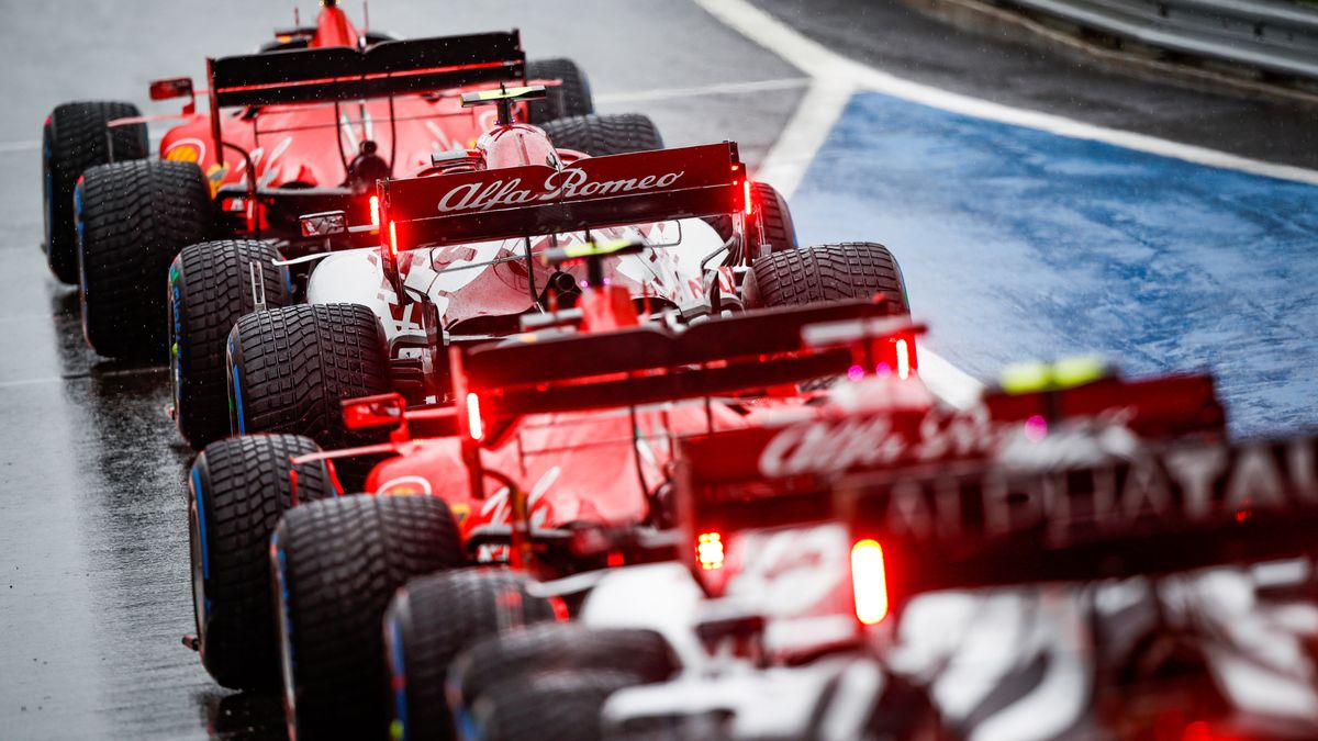 Zdjęcie okładkowe artykułu: Materiały prasowe / Alfa Romeo Racing ORLEN / Na zdjęciu: bolidy F1 na wyjeździe z alei serwisowej