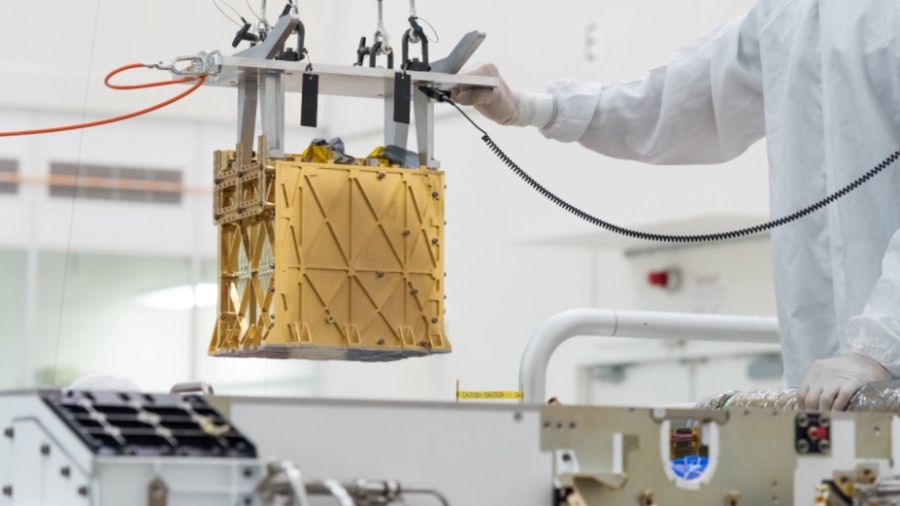 Na zdjęciu instrument MOXIE podczas instalacji na łaziku Perseverance.
