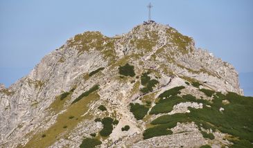 Nie będzie śledztwa ws. tęczowej flagi na krzyżu na Giewoncie. Tak zdecydował sąd