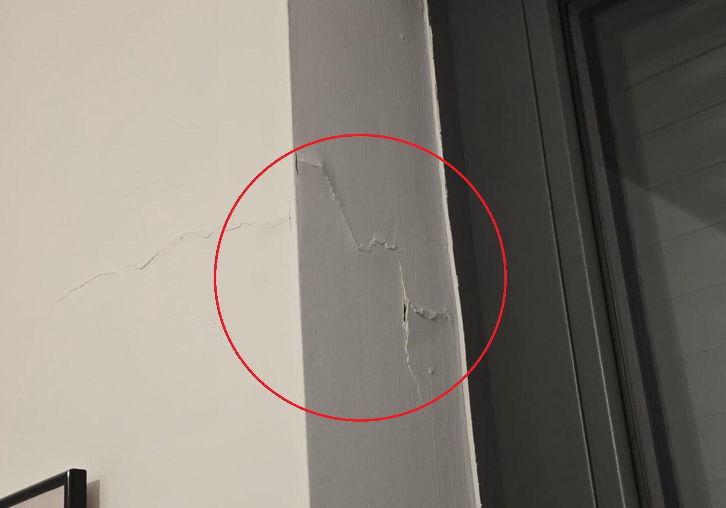 Pęknięta ściana w jednym z mieszkań