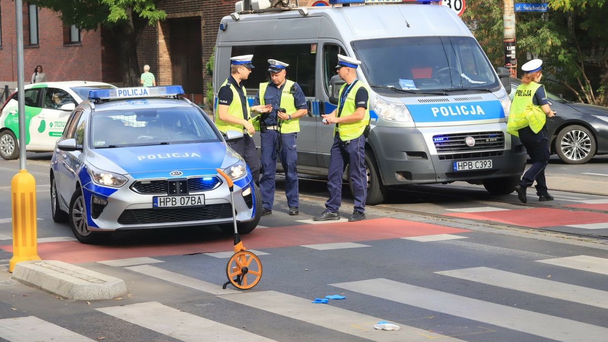 We Wroc?awiu tramwaj potr?ci? m??czyzn? na hulajnodze
03.10.2023 WROCLAW
GAZETA WROCLAWSKA
WROCLAW, SADOWA, TRAMWAJ NA PRZEJSCIU DLA PIESZYCH POTRACIL MEZCZYZNE NA HULAJNODZE
JAROSLAW JAKUBCZAK/POLSKA PRESS
MPK TRAMWAJ WYPADEK HULAJNOGA POTRACENIE PRZEJSCIE DLA PIESZYCH POLICJA UTRUDNIENIA BRAK PRZEJAZDU
JAROSLAW JAKUBCZAK/POLSKA PRESS