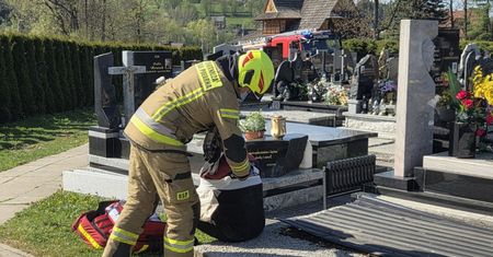 Mężczyzna wpadł do grobu matki. Pilna interwencja w Małopolsce