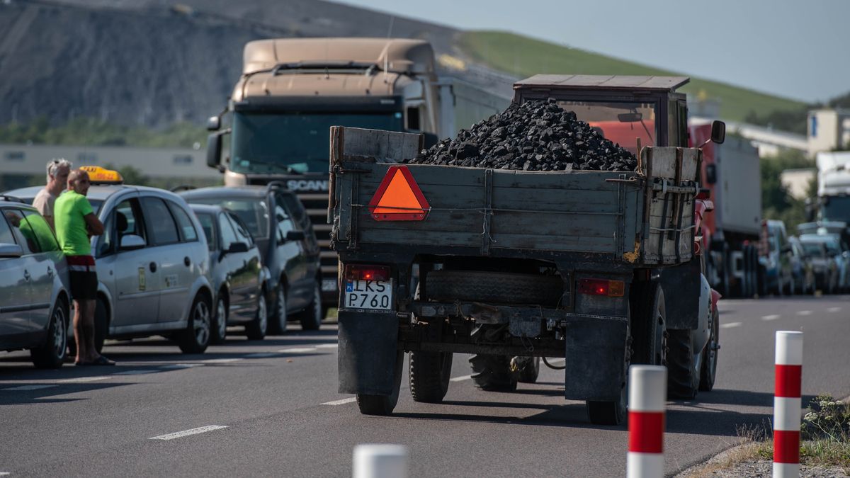 Węgiel bezpośrednio w kopalni można kupić dużo taniej niż w skupie, stąd np. przed kopalnią Bogdanka ustawia się kilkukilometrowa kolejka 