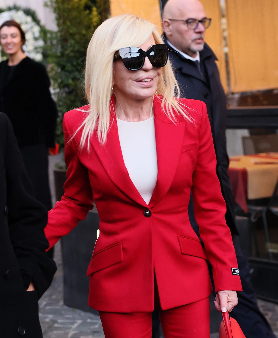 Donatella Verscace w czerwieni na pogrzebie Valentino