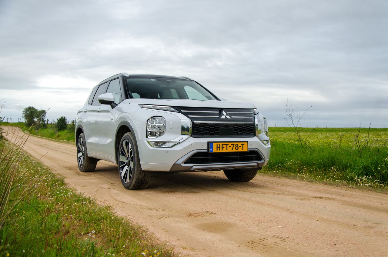 Mitsubishi Outlander PHEV (2025)