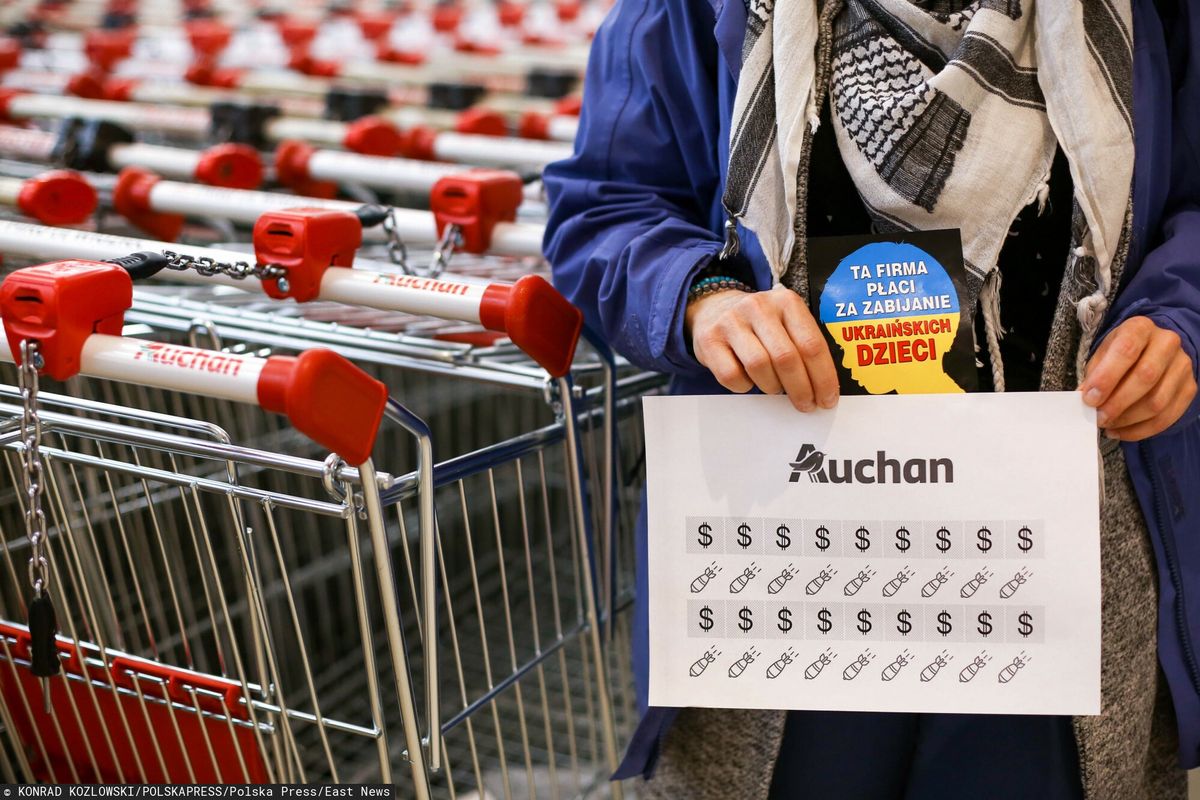 Protest przed marketem Auchan w Krakowie