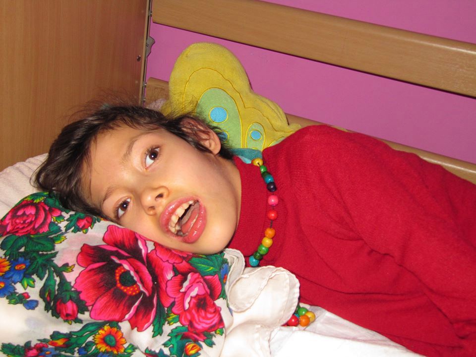 Mama Basi zbiera pieniądze na operację ratującą życie córki