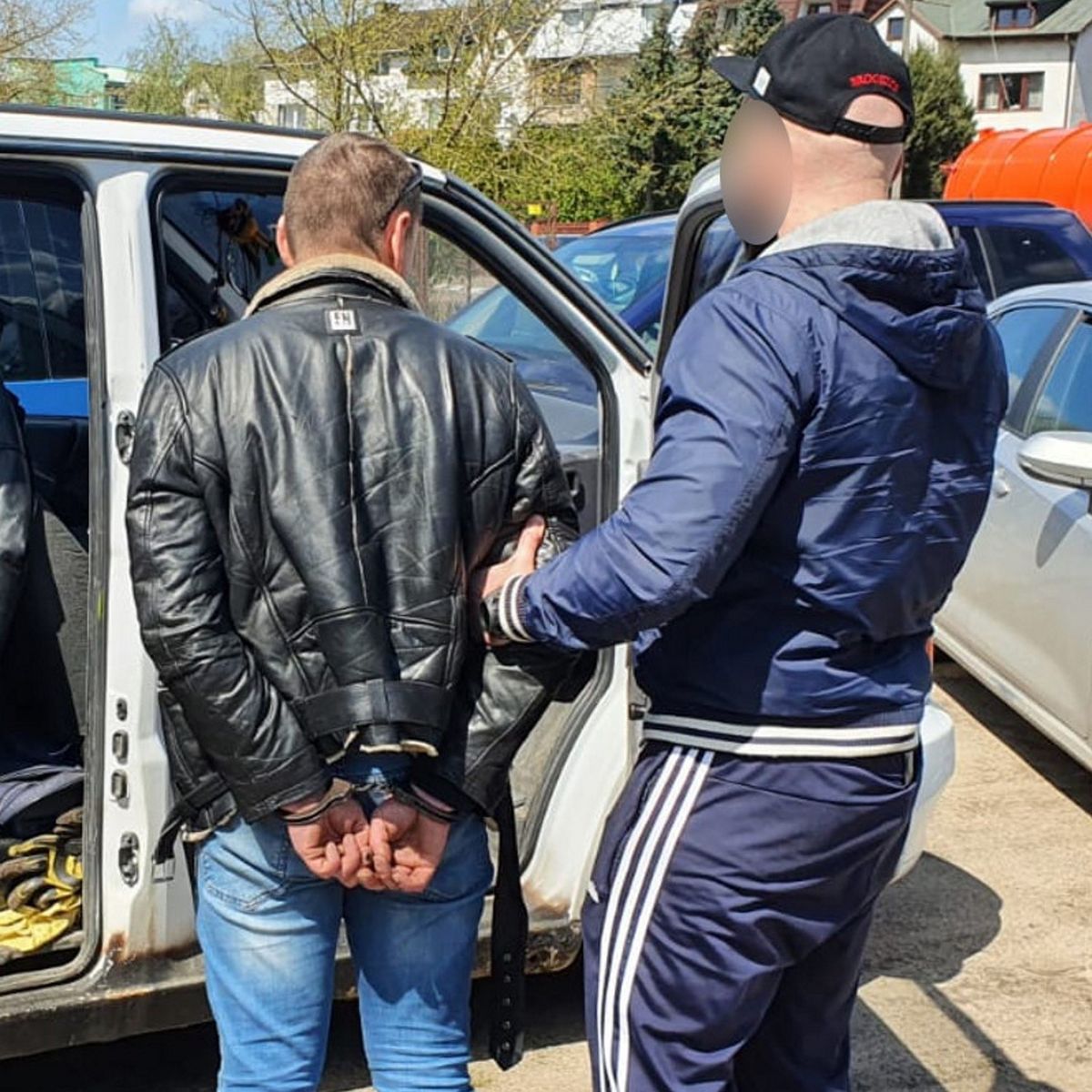 Warszawa. Zatrzymano mężczyzn podejrzanych o kradzież mercedesa