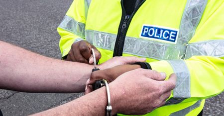 Dziewczynka zwabiona przez zboczeńca. Przebrał się za policjanta