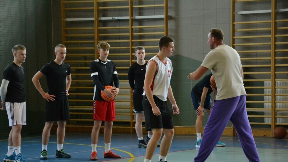 Trening koszykówki w &#34;Dwójce&#34; z Tomaszem Andrzejewskim