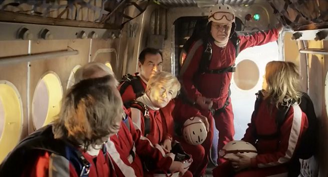 Seniorzy skaczący ze spadochronami reklamują Kapitalne Konto w Banku BPH (wideo)