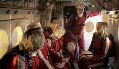 Seniorzy skaczący ze spadochronami reklamują Kapitalne Konto w Banku BPH (wideo)