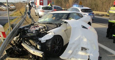 Pijany kierowca nissana gt-r staranował kilka aut. Na szczęście wszyscy przeżyli