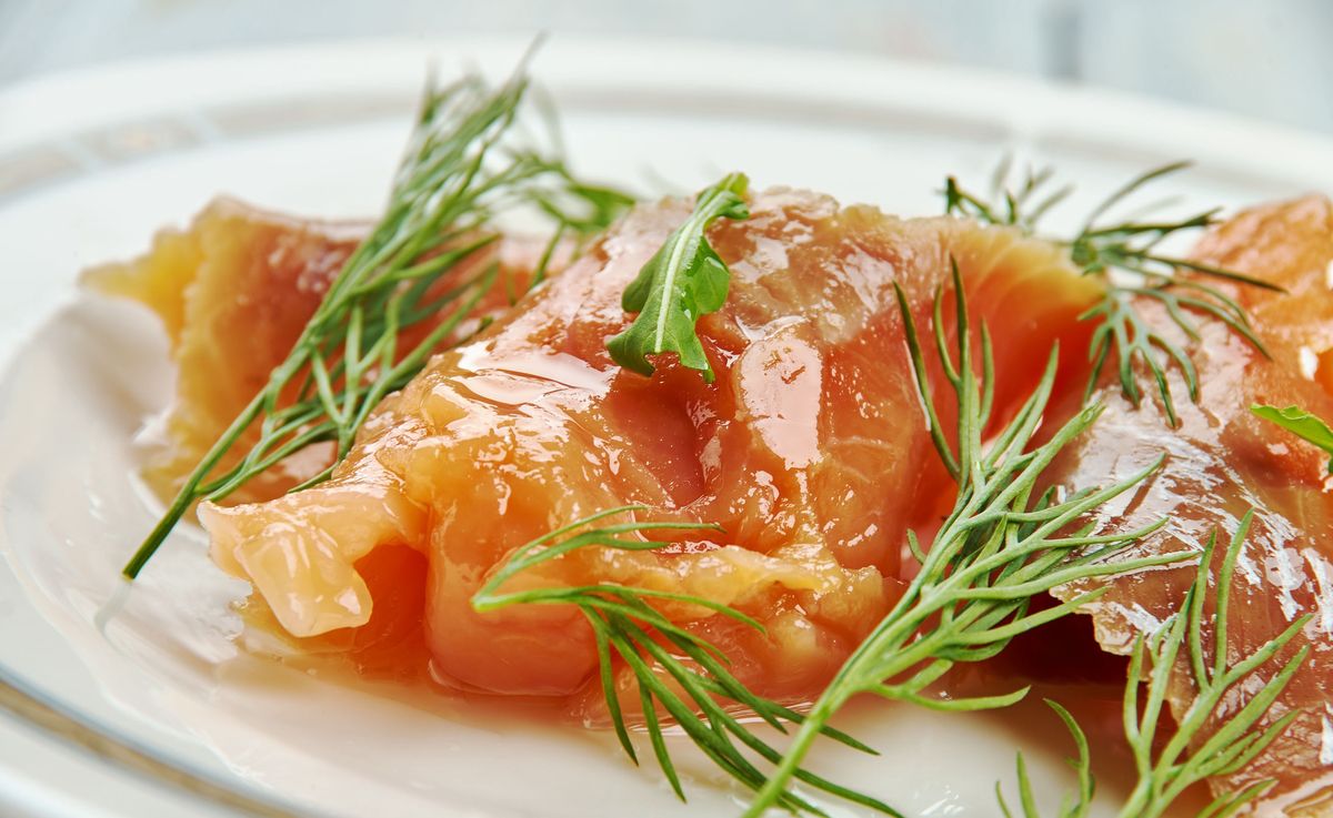 Gravlax świetnie smakuje z ciemnym pieczywem