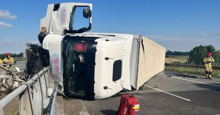 Całkowicie zablokowana. Po wypadku autostrada jest nieprzejezdna