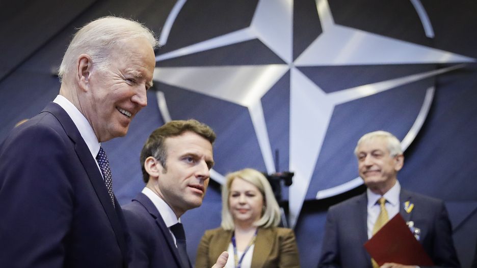  epa09845904 US president Joe Biden (L) and French President Emmanuel Macron (2-L) arrive together for the round table meeting during an extraordinary NATO Summit at the Alliance's headquarters in Brussels, Belgium, 24 March 2022. NATO leaders will address the consequences of Russian President Putin's invasion of Ukraine, discuss the role of China in this crisis, and decide on the next steps to strengthen NATO's deterrence and defence.  EPA/OLIVIER HOSLET Dostawca: PAP/EPA.