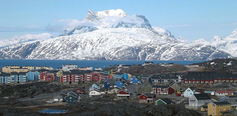 Miasto Nuuk na Grenlandii - wyspie otwartej na zagraniczne inwestycje