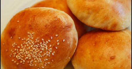 Bułki z pełnej pszenicy do hamburgerów lub hot dogów