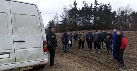 19 PASAŻERÓW W 9 OSOBOWYM BUSIE.