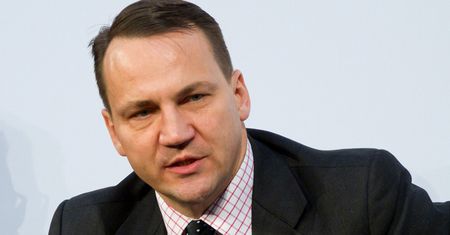 Zmiany w rządzie. Politolog: Pozycja Sikorskiego osłabła
