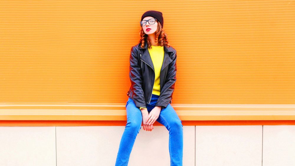 Jesienią warto sięgnąć po wygodne buty sportowe np. w białym kolorze