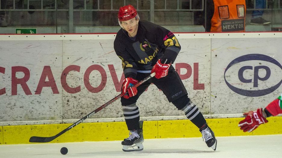 Fabian Kapica przy krążku w barwach Comarch Cracovii (Foto: cracovia-hokej.pl)