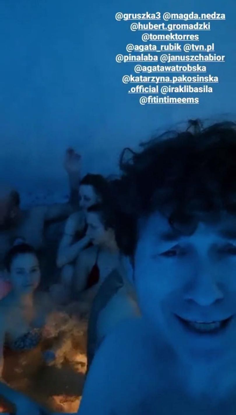 Piotr i Agata Rubikowie bawią się z jacuzzi z tłumem znajomych