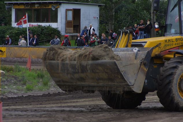 Rozsypywana ziemia z korzeniami w Slangerup