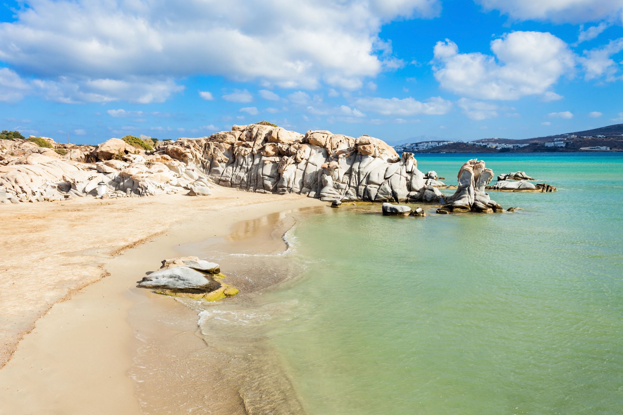 Mocną stroną Paros są zdecydowanie plaże