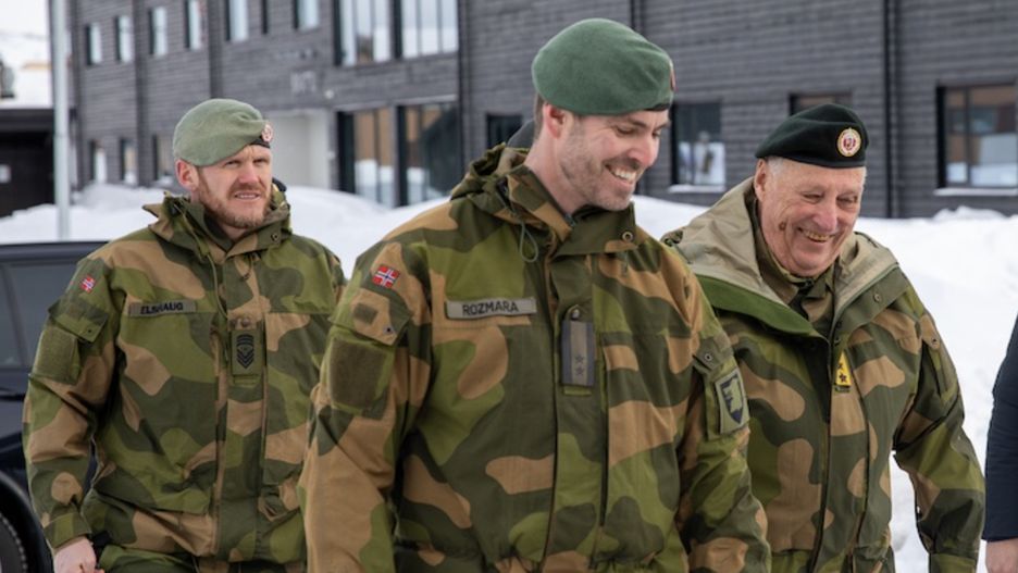 Król Norwegii Harald V odwiedził żołnierzy strzegących granicy