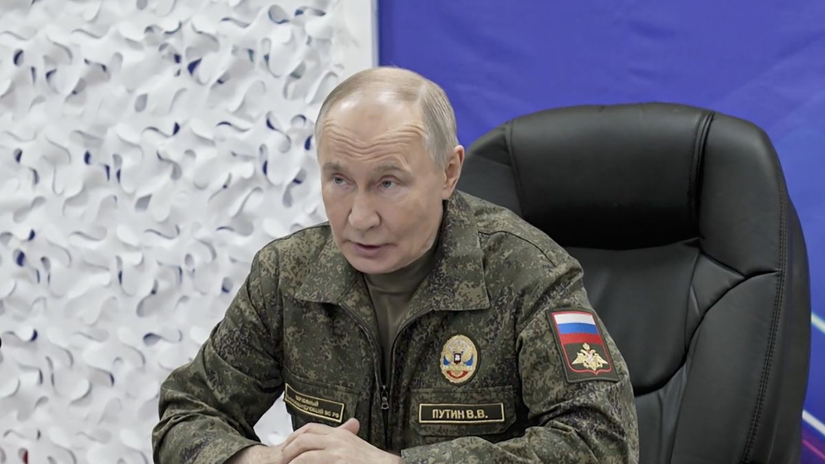 Russian President Vladimir Putin visits one of the command posts of the West group of Russian Army
epa12538326 A handout still image taken from a handout video provided by the Russian Presidential Press Service shows Russian President Vladimir Putin speak during his visit to a command post of the West group of Russian Army at an undisclosed location, 20 November 2025.  EPA/RUSSIAN PRESIDENTIAL PRESS SERVICE / HANDOUT  HANDOUT EDITORIAL USE ONLY/NO SALES 
Dostawca: PAP/EPA.
RUSSIAN PRESIDENTIAL PRESS SERVICE / HANDOUT
presser, desk, uniform