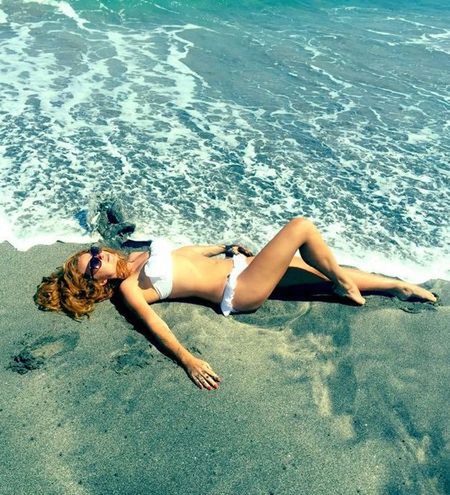 Seksowna aktorka wygrzewała się na egzotycznej plaży