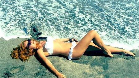 Seksowna aktorka wygrzewała się na egzotycznej plaży